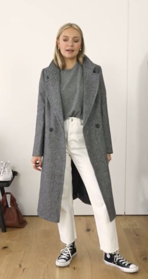 Lydia Tomlinson Outfits Fall, Outfits Saco, Coatigan Outfit, Grey Coat Outfit, Japan Outfits, Classic Chic Style, Chic Outerwear, Gray Coat, Effortlessly Chic Outfits