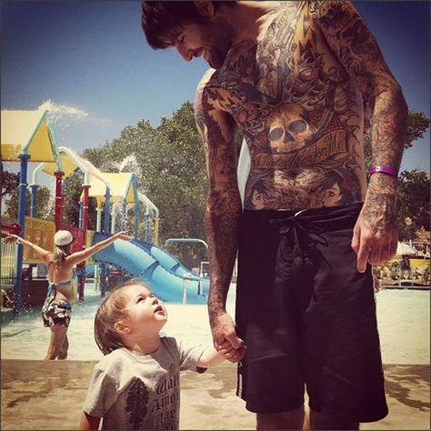 20 Photos of Babies and their Tattooed Parents that Look Stunningly Beautiful Parent Tattoos, Tattoo People, Dad Tattoos, Inked Magazine, Baby Poses, Woody Allen, Love Tattoos, Life Tattoos, Beautiful Tattoos