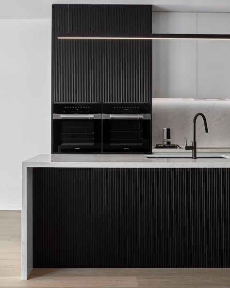 Black Fluted Kitchen Island, White Black And Wood Kitchen Modern, Fluted Kitchen Cabinets, Earthy Kitchen Ideas, Shed Homes Interior, Black Heaven, Waterfall Island Kitchen, Modern Kitchen Apartment, Black Modern Kitchen