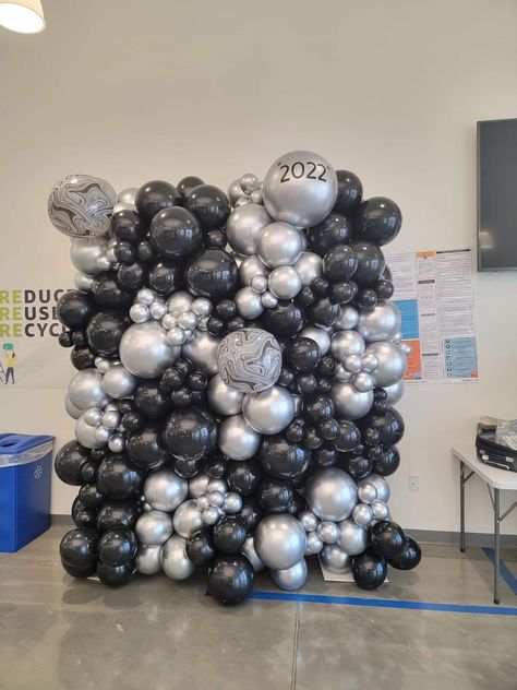 Black And White Balloon Wall, Balloon Inspiration, Black And White Balloons, Roller Skating Party, Skating Party, Balloons Decorations, Skate Party, Robot Concept, Balloon Wall