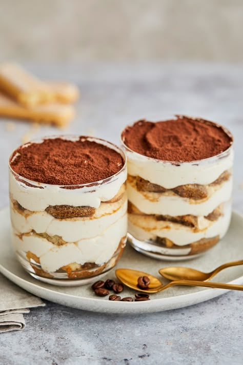 Schicht für Schicht ein echter Hit: Das ist unser einfaches Rezept für Tiramisu im Glas ohne Ei. #einfachbacken #tiramisu #ohneei #dessertimglas #schichtdessert #nachtisch #dessert #tiramisudessert Desserts In A Glass, Tiramisu Dessert, Italian Dinner, Xmas Food, Nice Cream, Dessert For Dinner, Frozen Yogurt, Mimosa, Italian Recipes