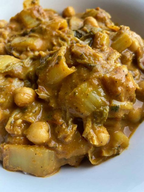 Cabbage and Chickpea Curry - FlyPeachPie Chickpea And Cabbage Recipes, Napa Cabbage Recipes, Chickpea Snacks, Tummy Yummy, Beans Curry, Plant Based Diet Recipes, Vegetarian Cabbage, Vegan Curry, Chickpea Recipes