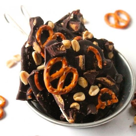 foodgawker | feed your eyes - page 23 Peanut Butter Pretzel Bark, Chocolate Pretzel Bark, Pretzel Bark Recipes, Pretzel Chocolate, Vegan Peanut Butter Cups, Pretzel Bark, Dark Chocolate Peanut Butter, Dessert Waffles, Peanut Butter Pretzel