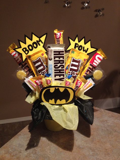 Batman candy bouquet                                                                                                                                                                                 Más Batman Valentines Basket, Batman Boyfriend Gifts, Batman Flower Bouquet, Batman Basket, Batman Gift Basket, Batman Gifts For Boyfriend, Batman Bouquet, Batman Gift Ideas, Candy Boquets