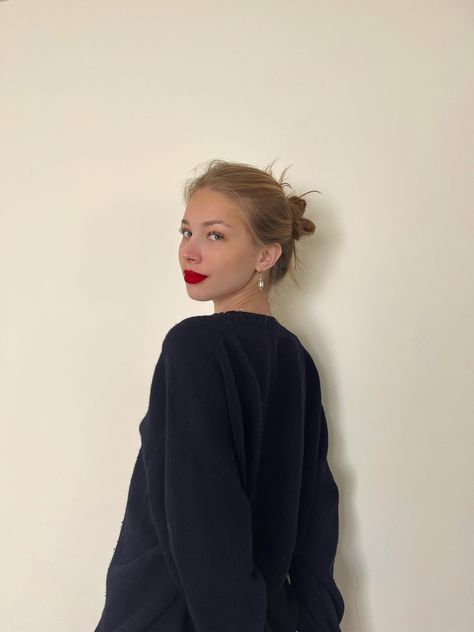 Red Lipstick Aesthetic Outfit, Red Lipstick Makeup Blonde, Red Lips Outfit, Red Lipstick Outfit, Blonde Hair Red Lips, Freckles Makeup, Red Lips Makeup Look, Perfect Red Lipstick, Russian Clothing