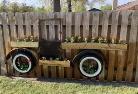 Flower Bank Ideas, Tire Yard Decor, Yard Ornaments Ideas, Landscape Timber Crafts, Outdoor Wood Projects, Garden Decor Diy, Old Truck, Garden Decor Ideas, Vintage Garden Decor