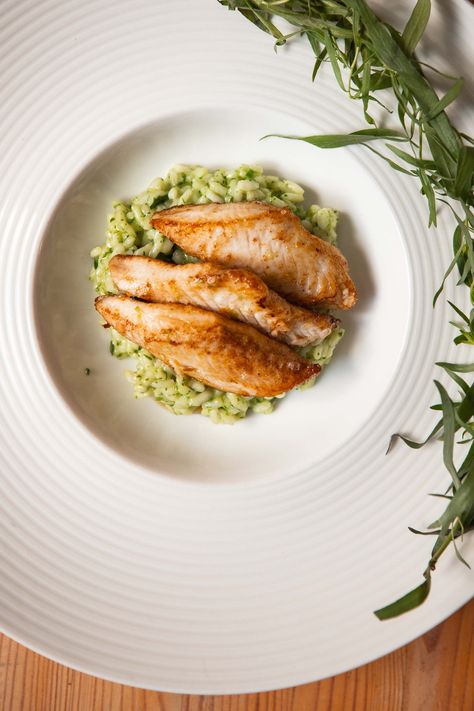 Have you ever tried a fish risotto? The creamy taste of the herb butter goes perfectly with the main ingredient: pangasius. Fish Risotto, Greek Fish, Fish Fillet Recipe, Green Herbs, Pan Fried Fish, Recipes Fish, Fish Recipes Healthy, Risotto Recipes, Herb Butter