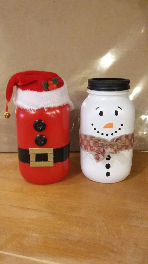 Santa Jars Craft, Snow Man Mason Jar, Christmas Decor Mason Jars, Pickle Jar Crafts, Mason Jar Christmas Decorations, Snowman Mason Jar, Mason Jar Snowman, Christmas Crafts Diy Gifts, Mason Jar Christmas Crafts