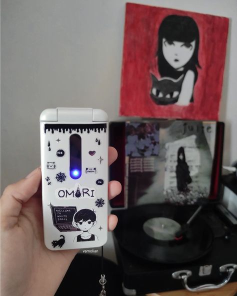 Omori Japanese themed flip phone 🔪 Phone model: Kyocera Gratina KYF31 #flipphone #japaneseflipphone #japanesephones #keitai #garakei #nostalgia #2000s #tech #phones #y2k #kyocera #gratina #omori #omocat #omorigame #mitsukocore Japanese Flip Phone, 2000s Tech, Flip Phone Aesthetic, Nostalgia 2000s, Flip Phone, Phone Stuff, Flip Phones, Aesthetic Stuff, Phone Model