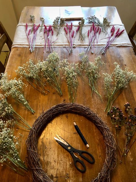 How to make a Spring Wreath – with pink and white dried flowers. – Katy at the Manor Spring Dried Flower Wreaths, White Dried Flowers, Diy Grapevine Wreath, Dried Floral Wreaths, Pink Grass, Dried Flowers Diy, Grass Wreath, Dried Wreath, Flower Wreaths