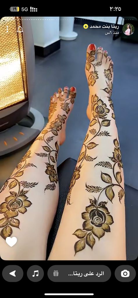 Gulf Henna Designs, Legs Henna, Black Mehndi Designs, Feet Henna, New Henna Designs, Cute Henna Designs, Simple Mehendi Designs, Floral Henna Designs, Foot Henna