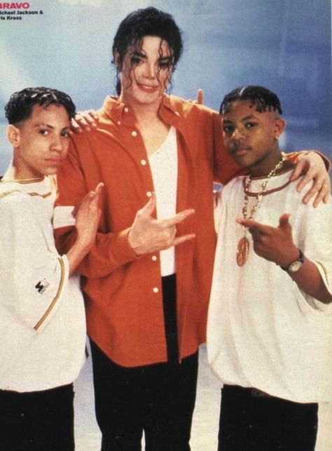 Michael Jackson and Kris Kross in short film "Jam" circa 1991 Michael Jackson Jam, Kris Kross, Hip Problems, Hip Hop Classics, Michael Jackson Rare, 90s Hip Hop Fashion, Joseph Jackson, Real Hip Hop, Michael Jackson Pics