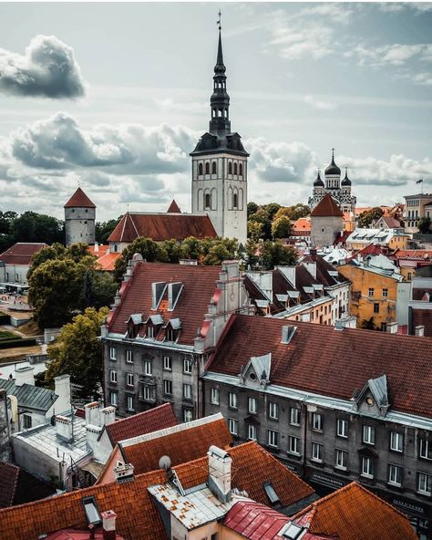 What city has historic ties to Helsinki, Finland, Saint Petersburg, Russia, and Stockholm, Sweden?⁣ *⁣ Tallinn!⁣ *⁣ It is a city that was by its historical German name Reva until the 20th century.⁣ *⁣ Tallinn's Old Town is a UNESCO World Heritage Site and one of the best preserved medieval cities.⁣ .⁣ .⁣ .⁣ #regram via @rale_p⁣ .⁣ .⁣ .⁣ #discover_greece_ #houses_phototrip #lifeofgermany #germanvision #travelshoteu #tlpicks #in_germany #ig_germany #livingeurope #germany_greatshots #deutschland_gr Estonia Travel, Baltic Countries, Eastern Europe Travel, Tallinn Estonia, Europe Travel Destinations, Tallinn, Beautiful Architecture, Beautiful Buildings, Nature Travel