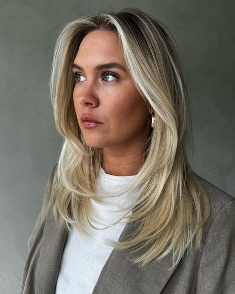 The effortless aesthetic > Creating inspo through effortless colors using lowlights, tease lights, root melts and glosses ✨ @redken #effortlesshair #haireducation #dimensionalblonde #faceframing Platinum Lowlights, Blonde Hair With Root Melt, Blond Hair With Highlights, Root Melt Blonde, Root Melt, Effortless Aesthetic, Hair With Highlights, Blonde With Dark Roots, Dimensional Blonde