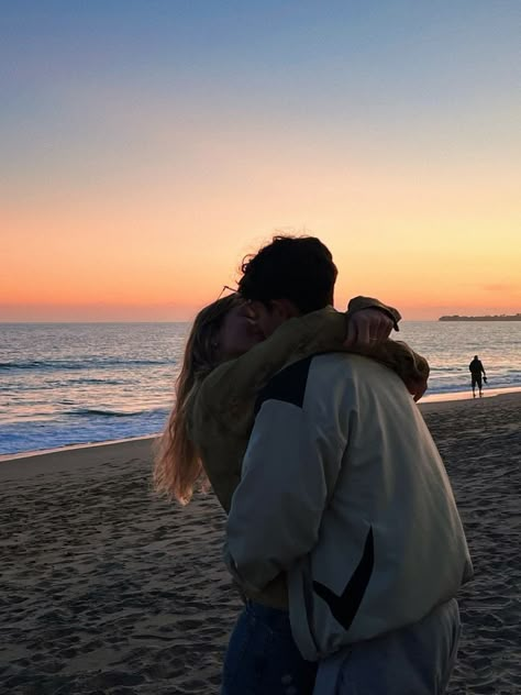 Blonde Couple, Boyfriend Kissing, Blonde Girlfriend, Image Couple, Soft Launch, Dream Relationship, Teenage Love, Romantic Beach, Girl Couple