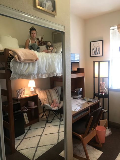 Texas State Dorm, Fairy Light Decor, Single Dorm Room, Dorm Room Decor Ideas, Bed Lifts, University Dorms, College Dorm Room Decor, Dorm Room Designs, Dorm Room Ideas