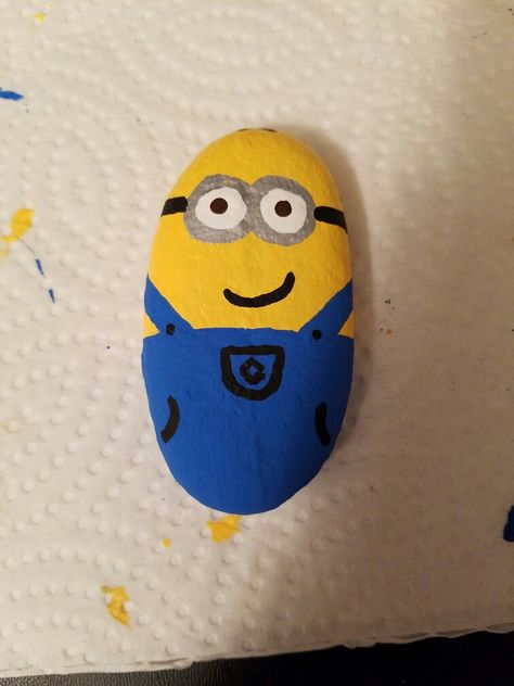 Painted minion rock Rock Painting Ideas Minion, Cookie Monster Rock Painting, Funny Rock Painting Ideas Simple, Minion Rock Painting, Traffic Cone Painted, Stones Drawing, Minion Painting, Minion Rock, Minion Drawing