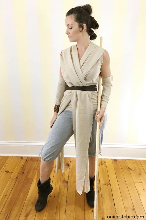 Rey Halloween costume and hair tutorial video from Star Wars The Force Awakens. My cheap and easy DIY family Star Wars costume. I will be Rey; I have a BB-8 halloween costume for my baby; and a kids Kylon Ren halloween costume for my toddler. I made this DIY halloween costume using secondhand items I found at thrift store, Value Village and things I found at home. Rey Costume Diy, Rey Halloween Costume, Minnie Mouse Kostüm, Star Wars Costumes Diy, Star Wars Outfit, Star Wars Hair, Costumes Faciles, Disfraz Star Wars, Rey Costume