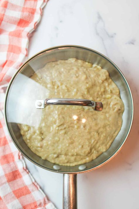 This easy stovetop recipe can cook an entire skillet's worth of banana bread in under 20 minutes, start to finish. Enjoy a slice of warm sweet bread and forget about the oven! Ever find yourself without an oven and with ripe bananas? It happens more often than we'd like to admit and while you could simply freeze those bananas for later, why not enjoy them now? With this banana bread recipe you can enjoy the flavor of a freshly baked loaf in under half the time it would normally take to bake it. Stove Top Banana Bread, Stove Top Bread Recipe, Stove Top Recipes, Make Banana Bread, Ripe Bananas, Banana Bread Recipe, Cinnamon Banana, Color Melting, Sweet Bread