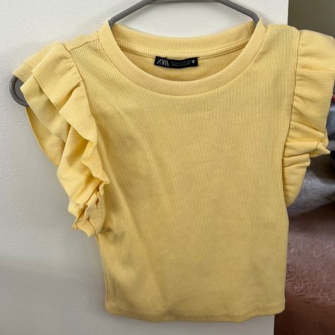 Never Worn!! Size Small Zara Ruffle Top, Cute Summer Tops, Yellow Shirts, Clothing Hacks, Ruffle Top, Summer Tops, Zara Tops, Outfit Inspirations, Tee Shirts