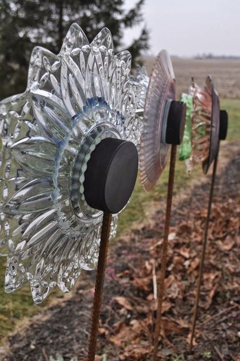 Glass Dish Garden Art, Garden Plate Flowers, Plate Yard Art Glass Dishes, Recycled Glass Projects Ideas, Glass Yard Flowers, Flowers Made From Plates, Garden Plates Ideas, Glass Plates Crafts, Wire Whisk Crafts