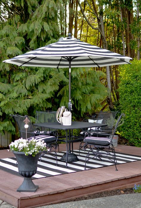 Outdoor Table And Umbrella, Outdoor Table Setting With Umbrella, Patio Table And Chairs With Umbrella, Black And White Striped Umbrella Patio, Black Patio Table With Umbrella, Round Dining Table Decor, Outdoor Chairs Design, Iron Patio Furniture, Round Dining Table Modern