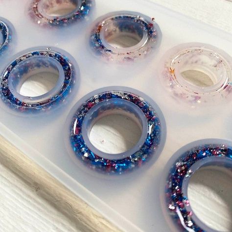 How To Make Resin Rings Diy Tutorial, Resin Rings Tutorial, Uv Resin Rings Diy, Epoxy Resin Rings Diy, Epoxy Rings Diy, Resin Rings Diy How To Make, How To Make Resin Rings, Resin Ring Ideas, Resin Rings Diy