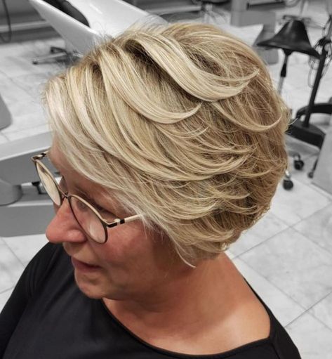 Long Blonde Pixie With Piecey Layers Lisa Rinna, Bob Haircuts For Women, Hairstyles Over 50, Modern Hairstyles, Blonde Pixie, Short Hair With Layers, Women Over 50, Short Bob Hairstyles, Older Women Hairstyles