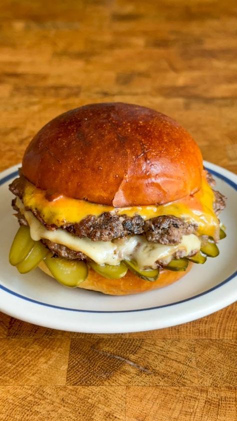 Smash Burger Smash Burger Recipe, Bread Rolls Recipe, Burger Patties, Burger Night, Pickle Slices, Smoked Gouda, Bread Roll, Smash Burger, Pickle Relish