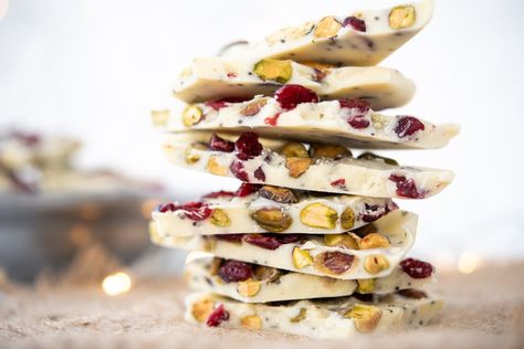 Cranberry Pistachio Bark, Cranberry Bark, White Chocolate Bark Recipes, Pistachio Bark, Quick And Easy Sweet Treats, Chocolate Cashew, Peace Love And Low Carb, White Chocolate Bark, Chocolate Bark Recipe