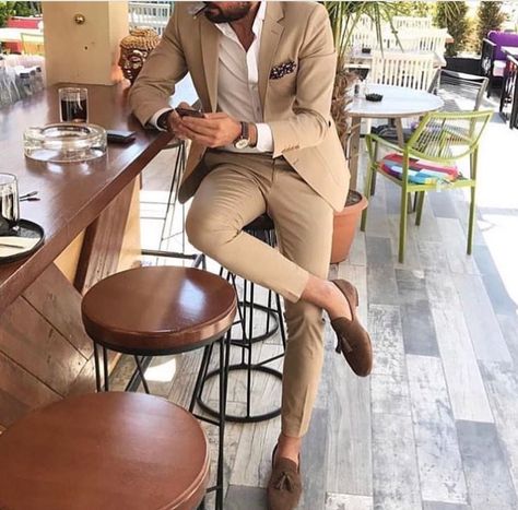 Tan Suit Men Suits Wedding, Instagram Class, Terno Slim, Tan Suit, Herren Style, Beige Suits, Mode Costume, Groomsmen Suits, Fashion Suits For Men