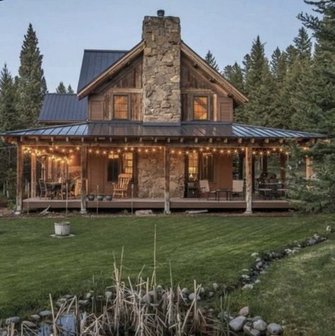 Rustic Wood House Exterior, Country Minimalist Home, Tennessee Homes Exterior, Log Farmhouse Exterior, Cozy Country Home Exterior, Montana House Interior, Western Ranch House Exterior, Old Ranch House Interior, Cabin Home Exterior