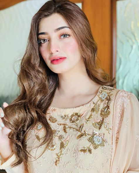 Nawal Saeed Pics, Nawal Saeed, Shoes Guide, Pakistani Women, Pakistani Women Dresses, Natural Everyday Makeup, Pakistani Suits, Pakistani Actress