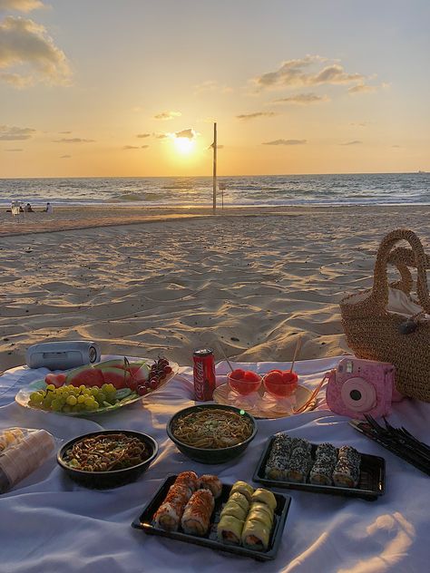 Double picnic at the beach at sunset ☺️🌤 Picnic On The Beach, Picnic Inspiration, Cute Date Ideas, Shotting Photo, Picnic Date, Summer Plans, Summer Bucket Lists, A Picnic, Summer Bucket