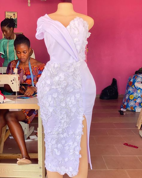 Mrs Boakye💍 on Instagram: “Dress available and selling at 170cedis with free delivery across gh contact 0543098812” Lace Dress Short, White Lace Dress Short, Lace Dress Classy, African Traditional Wedding Dress, African Lace Styles, Thanksgiving Dress, African Dresses For Kids, Best African Dresses, Short African Dresses