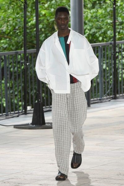 Young Mens Fashion, Minimalist Fashion Men, Issey Miyake Men, Menswear Runway, Boho Fashion Summer, Stylish Mens Fashion, Mens Spring Fashion, Male Fashion Trends, Mens Fashion Urban