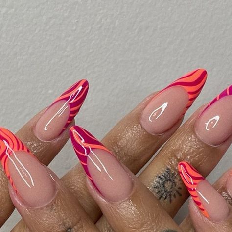 𝐓𝐫𝐚𝐜𝐢𝐞 • 𝐇𝐨𝐮𝐬𝐭𝐨𝐧 𝐀𝐫𝐭𝐢𝐬𝐭 on Instagram: "Some heat for this heat 😮‍💨" Lollapalooza Nails, Red And Orange Nails, 21st Nails, Elite Nails, Nails Orange, Super Cute Nails, Sassy Nails, Subtle Nails, Nails Design With Rhinestones