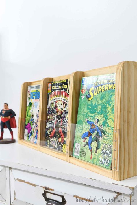 Easy DIY Comic Book Display Shelf Diy Comic Book Display, Photo Book Display, Diy Comic Book Storage, Bedroom Book Display, Easy Diy Display Shelves, Comic Books Display Ideas, Comic Book Display Wall, Magazine Collection Display, Comic Display Ideas