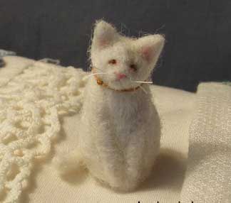 Small Needle Felting Projects, Cat Felting, Living Felt, Felt Kitty, Felt Cats, Cat Felt, Diy Felt Christmas Ornaments, Felted Cat, Needle Felted Cat