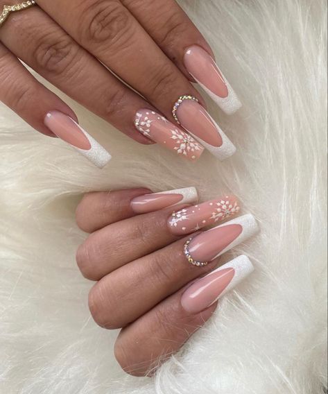 #christmasnails #christmas #xmas #xmasnails #nails #nailart #naildesign #nailideas #nailartideas #winternails Nails No Gems, White French Nails, Xmas Nails, Nails Inspo, Cute Acrylic Nails, Nails Nailart, French Nails, Winter Nails, Christmas Nails