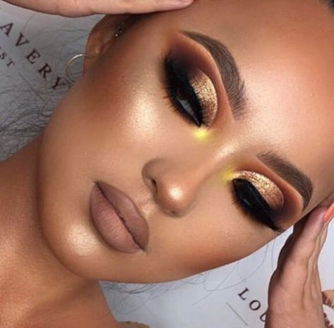 This Celebrity Fall Makeup Trend Will Transform Your Look in Seconds - Page 5 of 8 - VIVA GLAM MAGAZINE™ Makeup Cantik, Fall Makeup Trend, Drag Make-up, Bright Eye Makeup, Full Makeup, Fall Makeup Looks, Smink Inspiration, Gold Eyeshadow, Glam Makeup Look