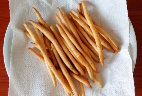 Kokoro - Crunchy Corn Sticks - Recipes by Dolapo Grey Nigeria Snacks, Corn Sticks Recipe, Corn Sticks, Cultural Recipes, Crunchy Corn, Dried Peppers, Corn Flour, Gluten Free Snacks, Few Ingredients