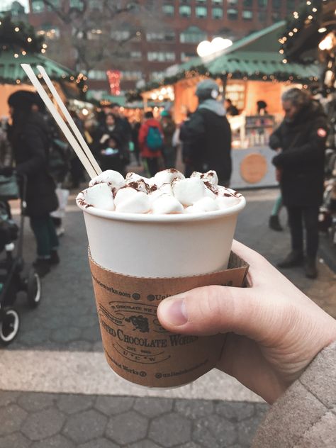 Hot chocolate. #newyork #newyorkcity #nyc #hotchocolate #chocolate #marshmallow #christmas #winter #christmasdecor #market #food #drink Hot Cocoa To Go, Nyc Hot Chocolate, Hot Chocolate To Go, Nyc Core, Marshmallow Christmas, Chocolate Branding, Chicago Christmas, Snow Season, Chocolate Marshmallow