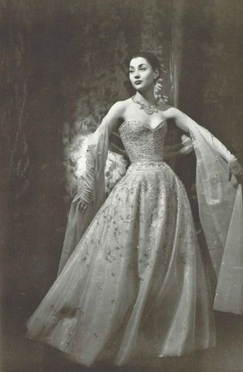 Model wearing a gown by Christian DIor, 1955 Dior Inspiration, Dior House, Christian Dior Gowns, Prom 23, 1950s Vintage Fashion, Dior New Look, Dior Gown, Dior Collection, Fashion 1950s