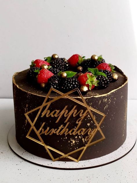 Elegant Chocolate Cake Design, 28th Birthday Cake, Cake Decorated With Fruit, Reindeer Cakes, Chocolate Cake Designs, Minnie Cake, Simple Cake Designs, Chocolate Cake Decoration, Cake Decorating Frosting