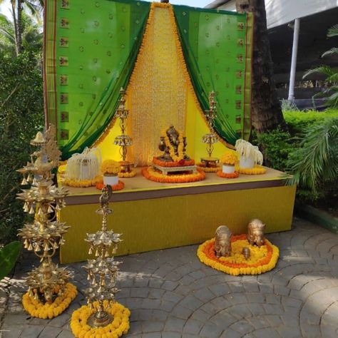 Gauri Backdrop Decoration, Ganpati Feta, Puja Backdrop Decor, Ganesha Backdrop Decoration, Ganesh Aagman, Ganesh Making, Cardboard Backdrop, Festival Backdrop, Ganesha Decoration