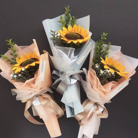 🌻🌻🌻 Single Flower Bouquet, Graduation Flowers, Felt Flower Bouquet, Flowers Craft, Flower Bouquet Diy, Flower Box Gift, Boquette Flowers, Flower Gift Ideas, Sunflower Bouquets