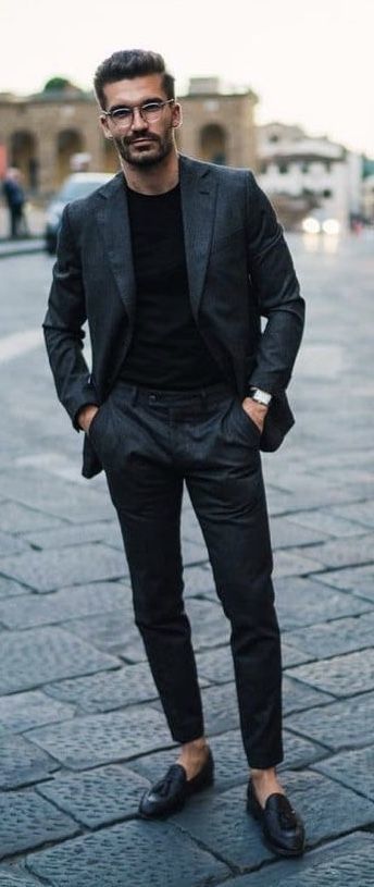 Formas en que un hombre puede usar una playera negra y verse diferente traje Womens Black Suit, Loafers Men Outfit, Editorial Vogue, Mens Fashion Swag, Urban Wear Women, Winter Suits, Mens Fashion Casual Winter, Mens Fashion Edgy, Urban Fashion Women