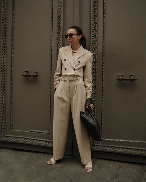 Zara Australia, Pull Oversize, Power Suit, Belted Pants, Street Style Trends, Suit Up, Influencers Fashion, Cropped Blazer, Street Style Inspiration