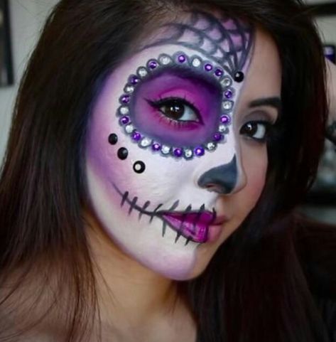 Easy Skeleton Makeup, Makeup Ideas For Halloween, Halloween Makeup Sugar Skull, Skull Face Paint, Sugar Skull Face, Dead Makeup, Halloween Makeup Diy, Vintage Halloween Costume, Sugar Skull Makeup